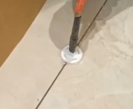 夏邑瓷砖空鼓维修公司专业解答瓷砖在铺贴过程中，如果没有涂抹均匀到位的粘结材料（如水泥砂浆或瓷砖胶），可能会导致以下问题